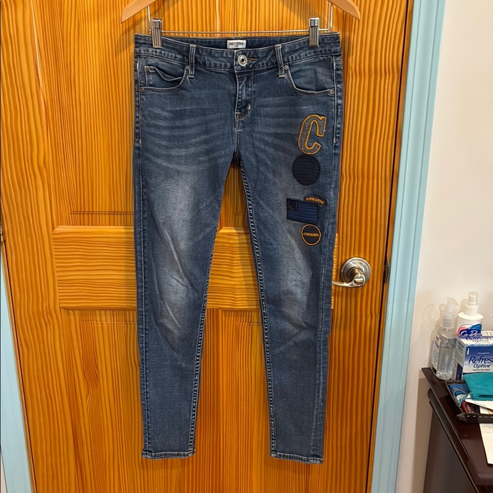 Trendy Blue Skinny Jeans with Patch Details